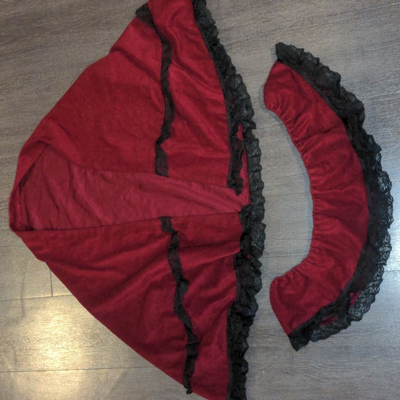 Elegant Burgundy Shawl with Black Lace Trim - Picture 6 of 7